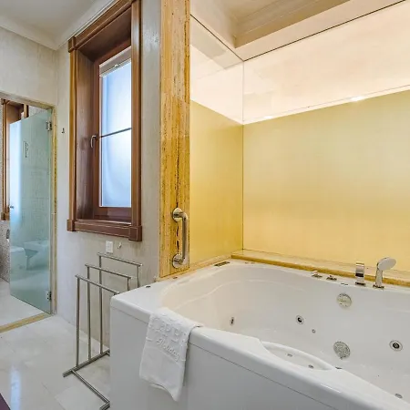 Luxury Nautilus Heated Pool Holiday home