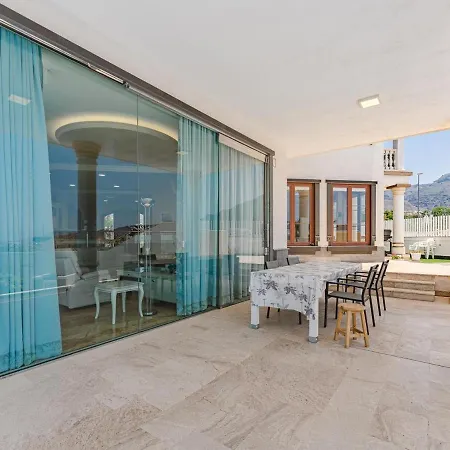 Luxury Nautilus Heated Pool アデヘ