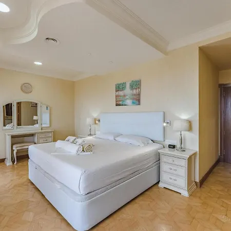 Vakantiehuis Luxury Nautilus Heated Pool *