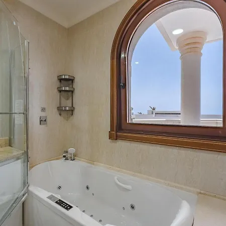 Luxury Nautilus Heated Pool Holiday home *