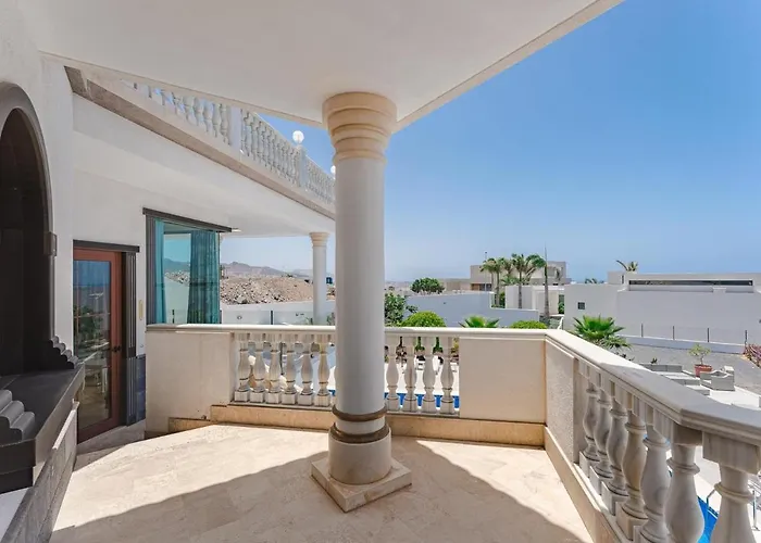 Luxury Nautilus Heated Pool アデヘ